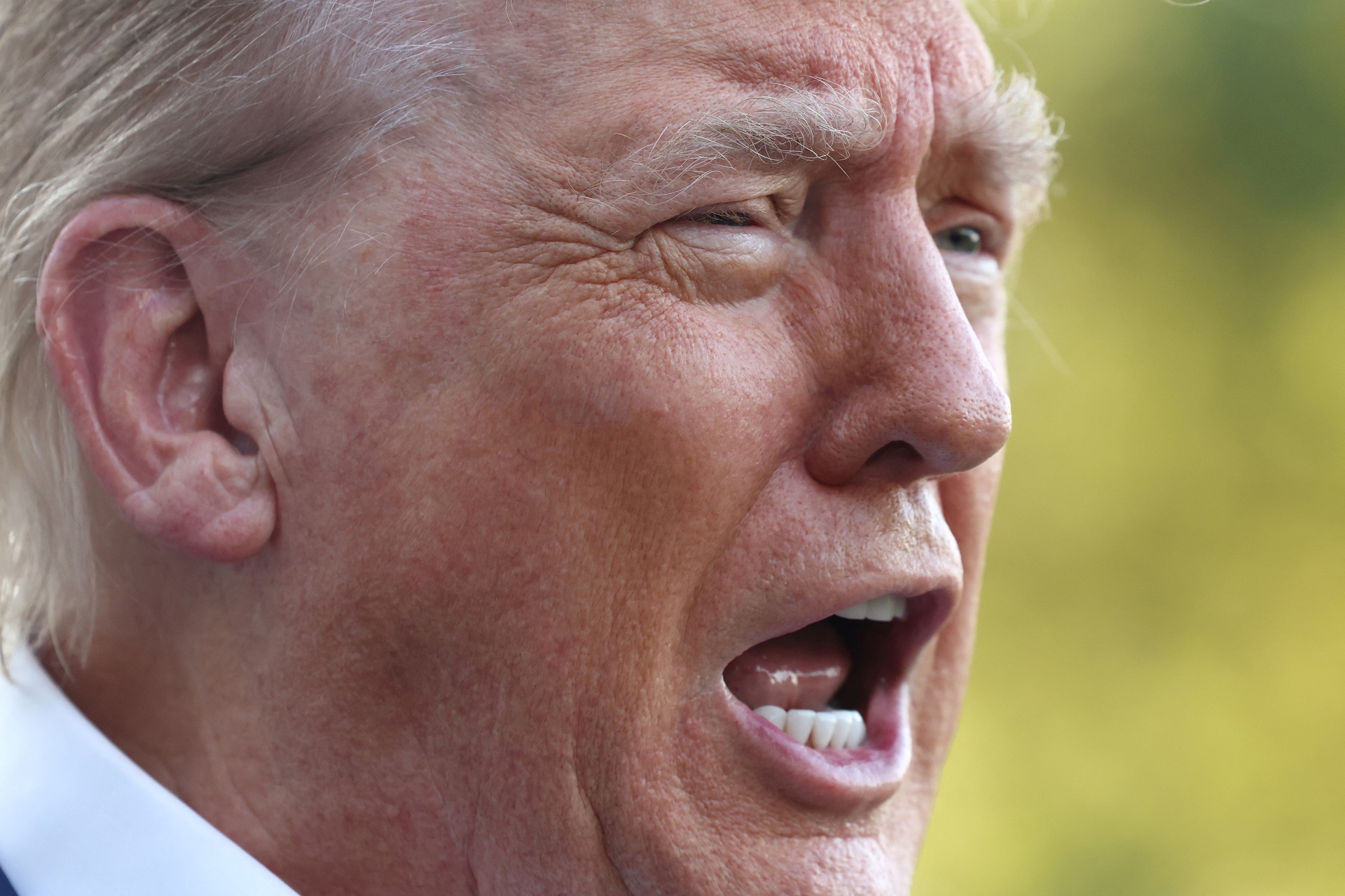 Donald Trump se dirigindo à imprensa antes da cúpula.