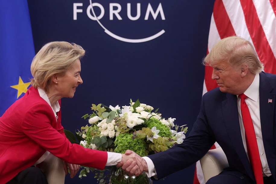 Donald Trump e Ursula von der Leyen em reunião.