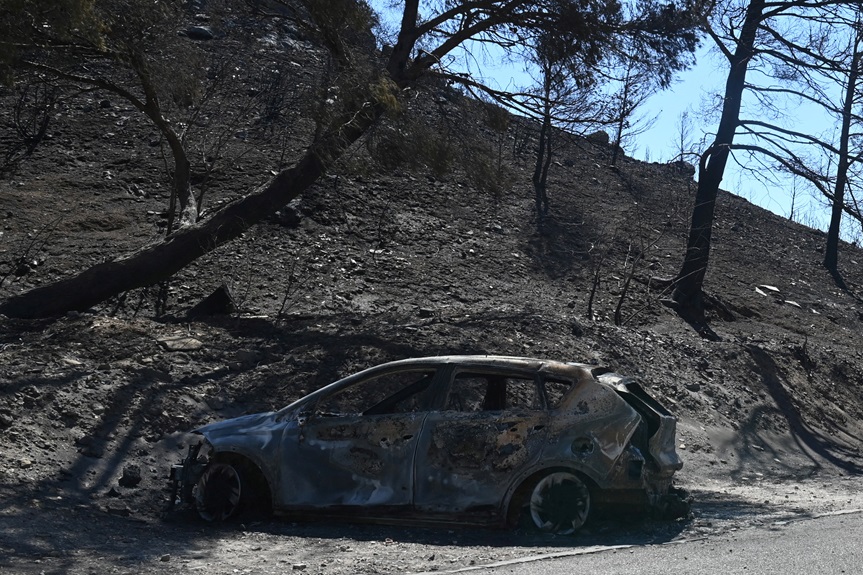 Carro queimado devido a incêndio florestal em Marselha.
