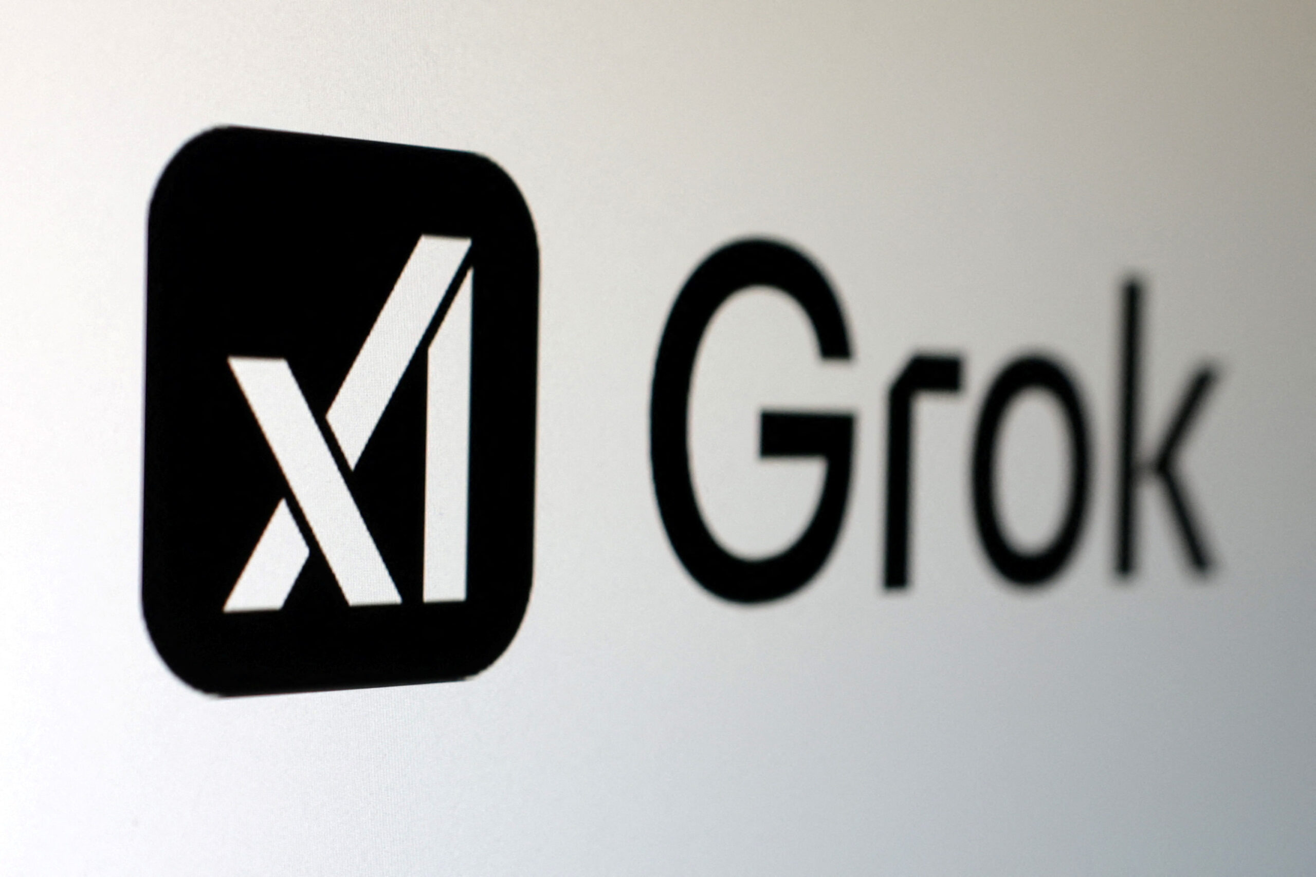 Logos de xAI e Grok em destaque.
