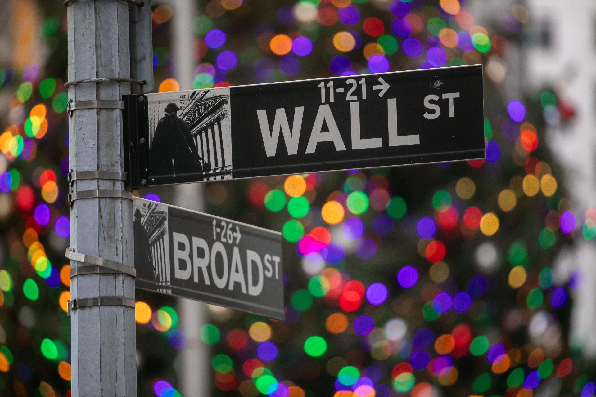 Imagem mostrando a atmosfera de Wall Street durante o Rali do Papai Noel.