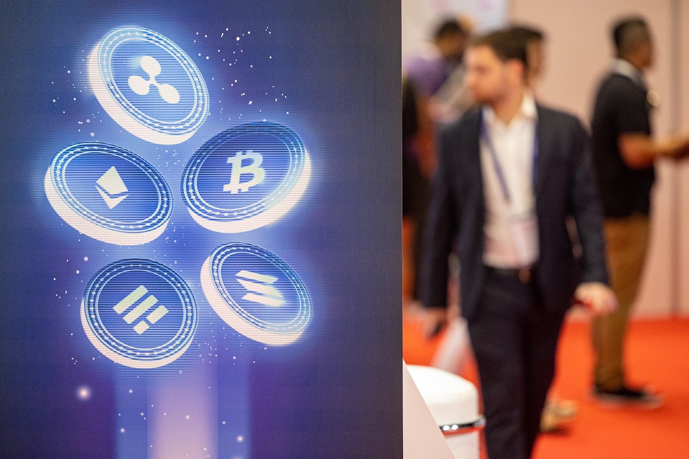 Exposição de logotipos de criptomoedas no Dubai Crypto Expo.