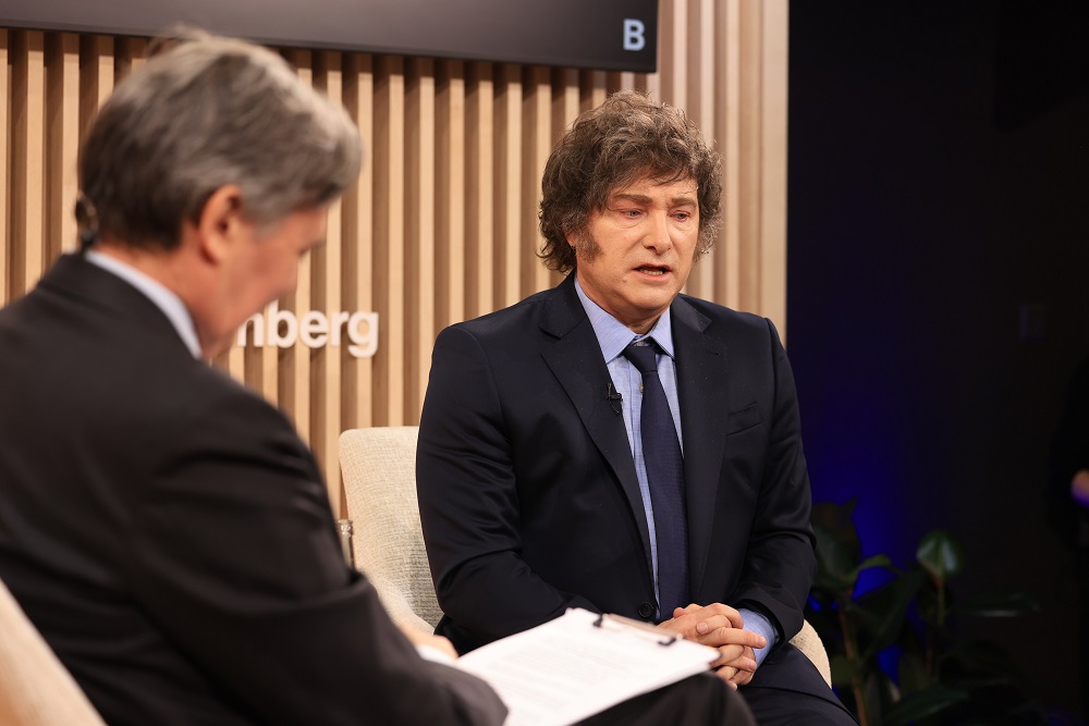 Imagem do presidente Javier Milei durante a entrevista.