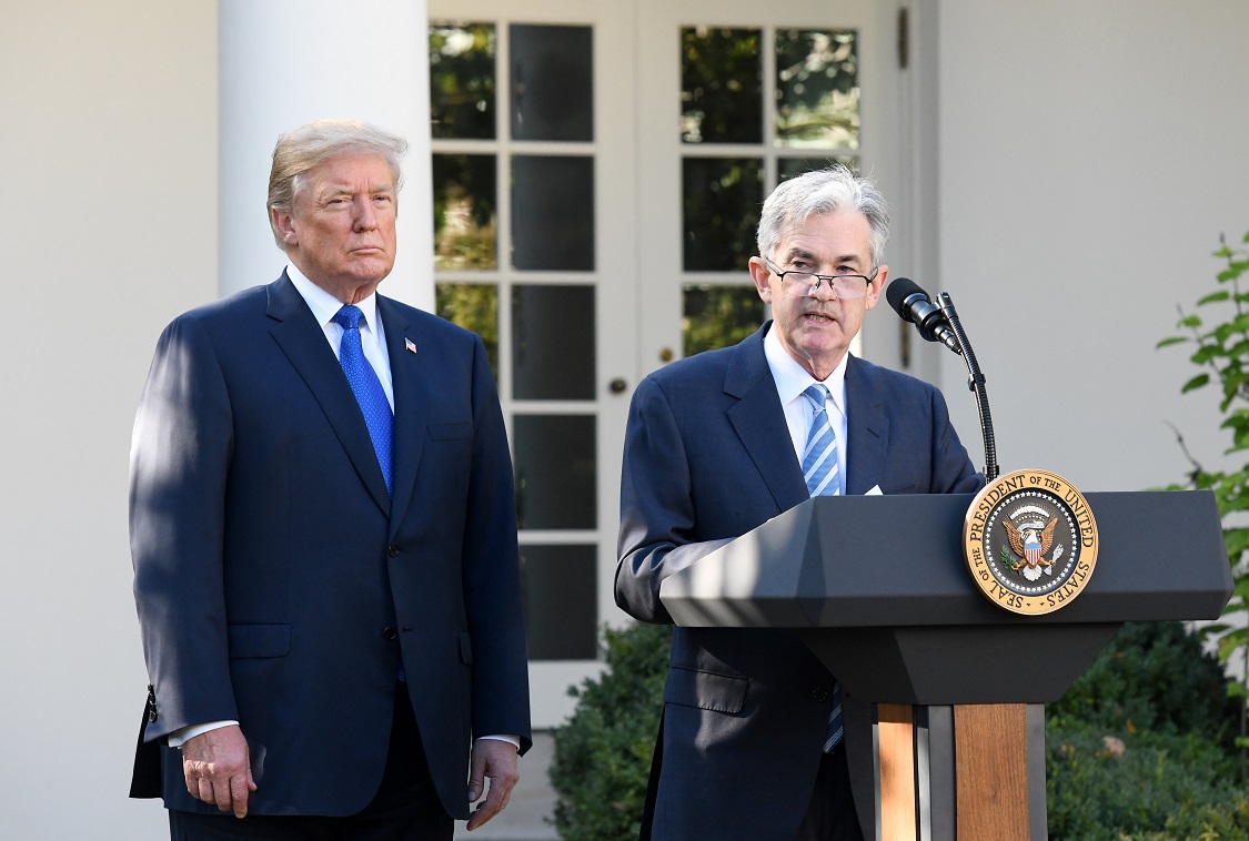 Donald Trump e Jerome Powell se encontram em 2017.