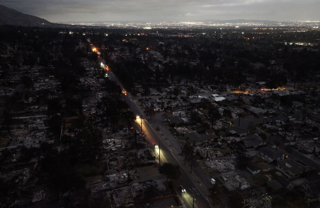 Vista aérea do incêndio de Eaton em Altadena