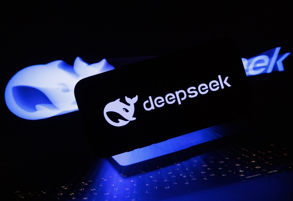 Logo da DeepSeek em um laptop durante evento em Riga