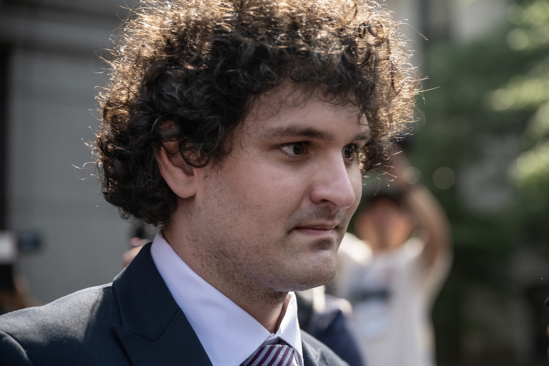 Imagem de Sam Bankman-Fried no tribunal.