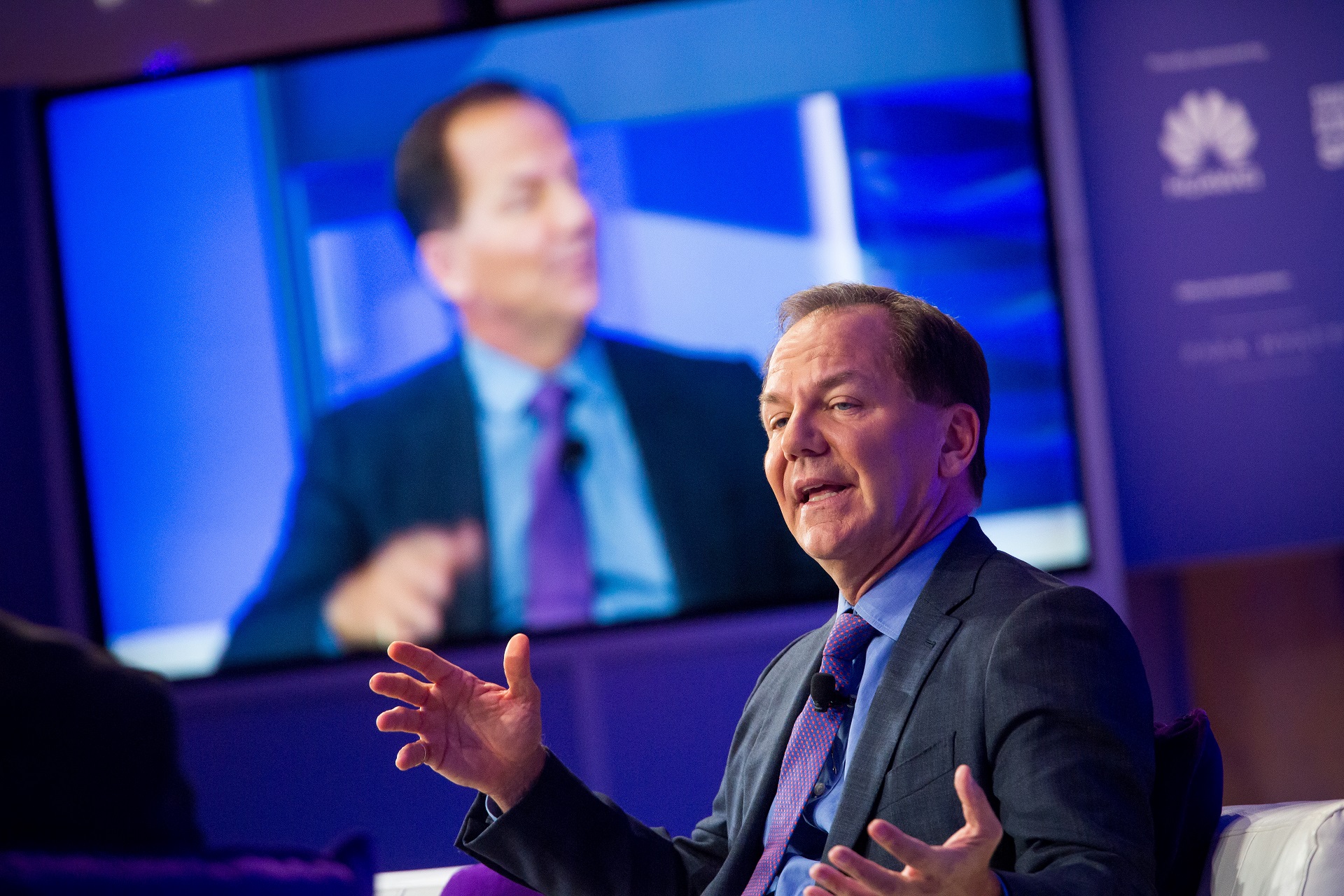 Foto de Paul Tudor Jones durante o evento.