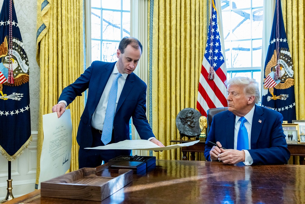 Cerimônia de assinatura de ordem executiva por Donald Trump