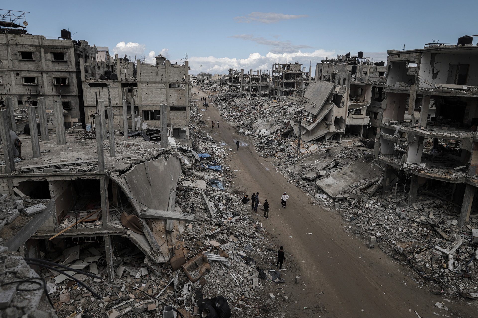 Imagem de edificações danificadas em Rafah, Gaza.