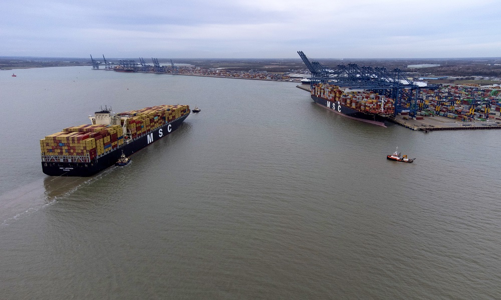 Navio MSC Luciana se aproximando do Porto de Felixstowe.