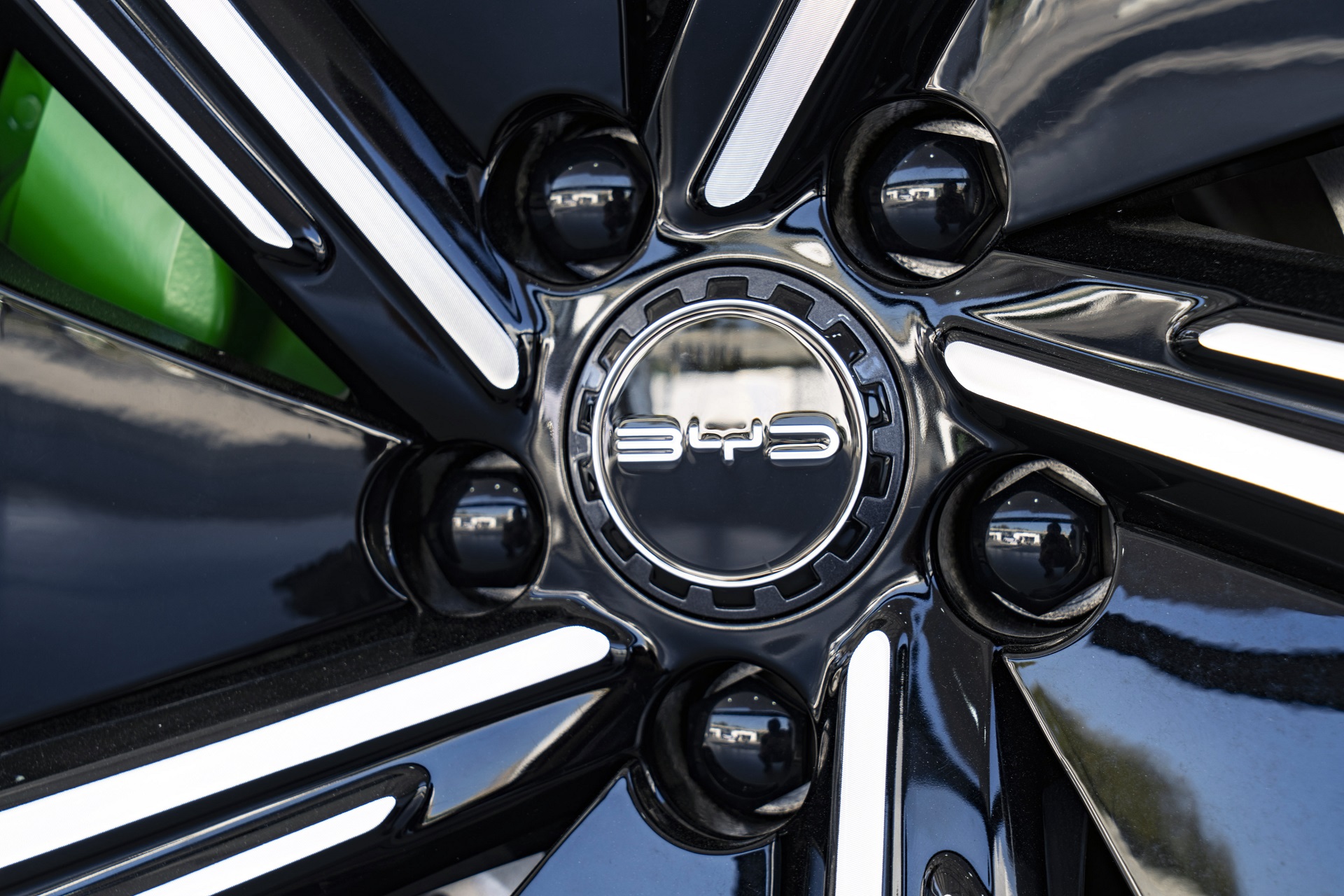 Logo da BYD em um carro elétrico