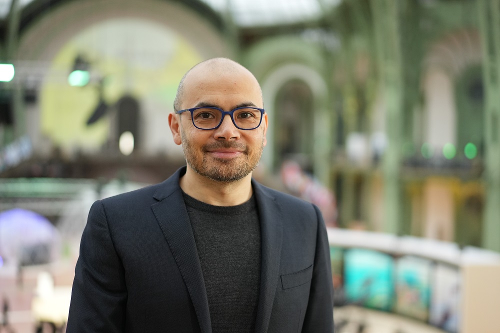 Demis Hassabis durante evento em Paris