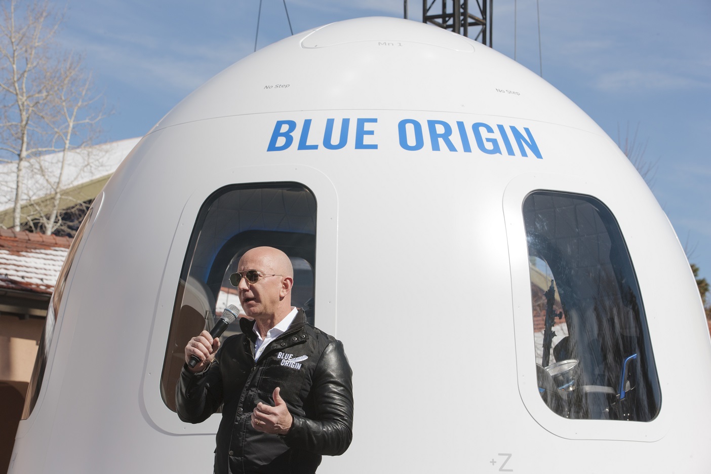 Jeff Bezos durante apresentação da Blue Origin