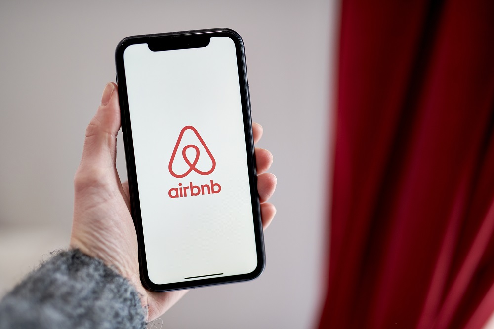 Logotipo da Airbnb em um smartphone no Brooklyn