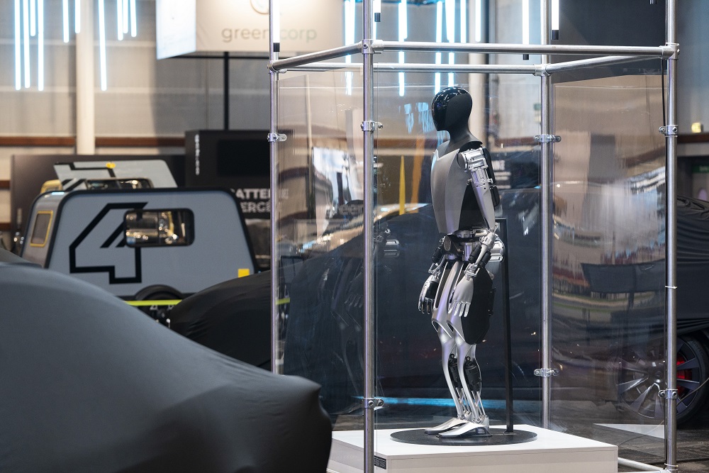 Imagem do robô Optimus da Tesla no evento.