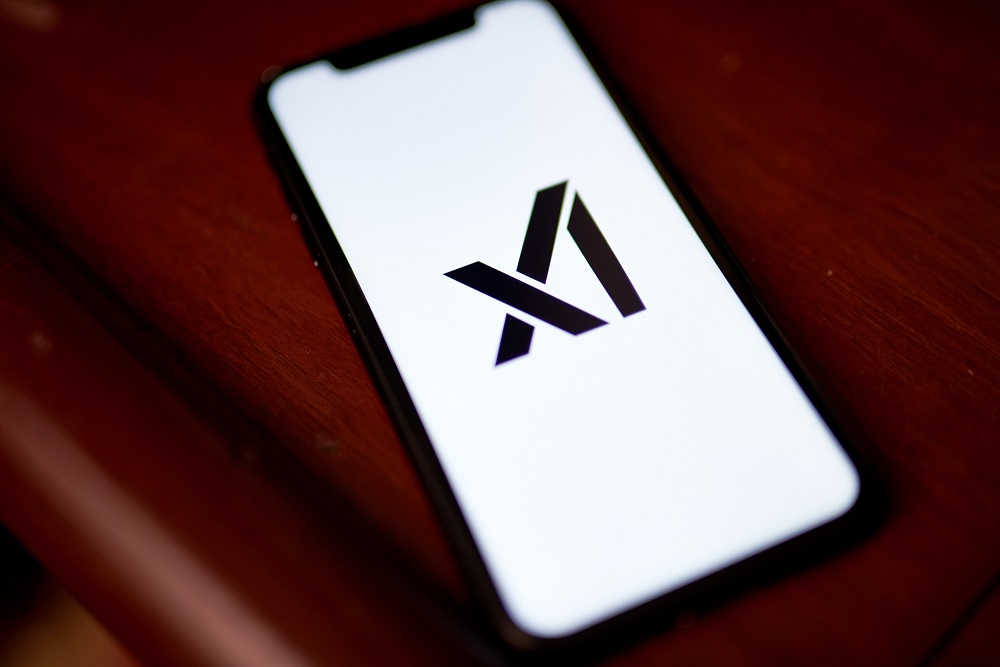 Logotipo da empresa xAI em um smartphone.