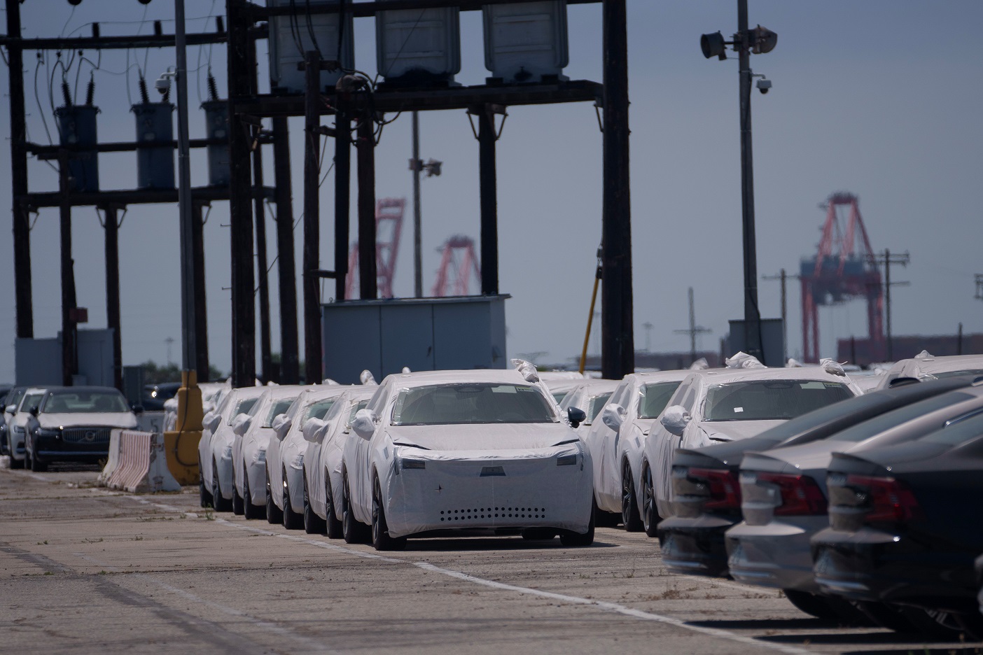 Veículos Polestar em uma movimentação no Porto de Los Angeles.