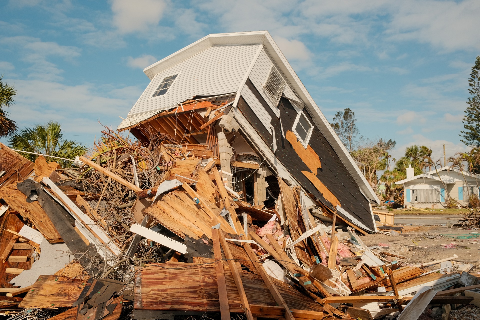Imagem de uma casa danificada após a tempestade.