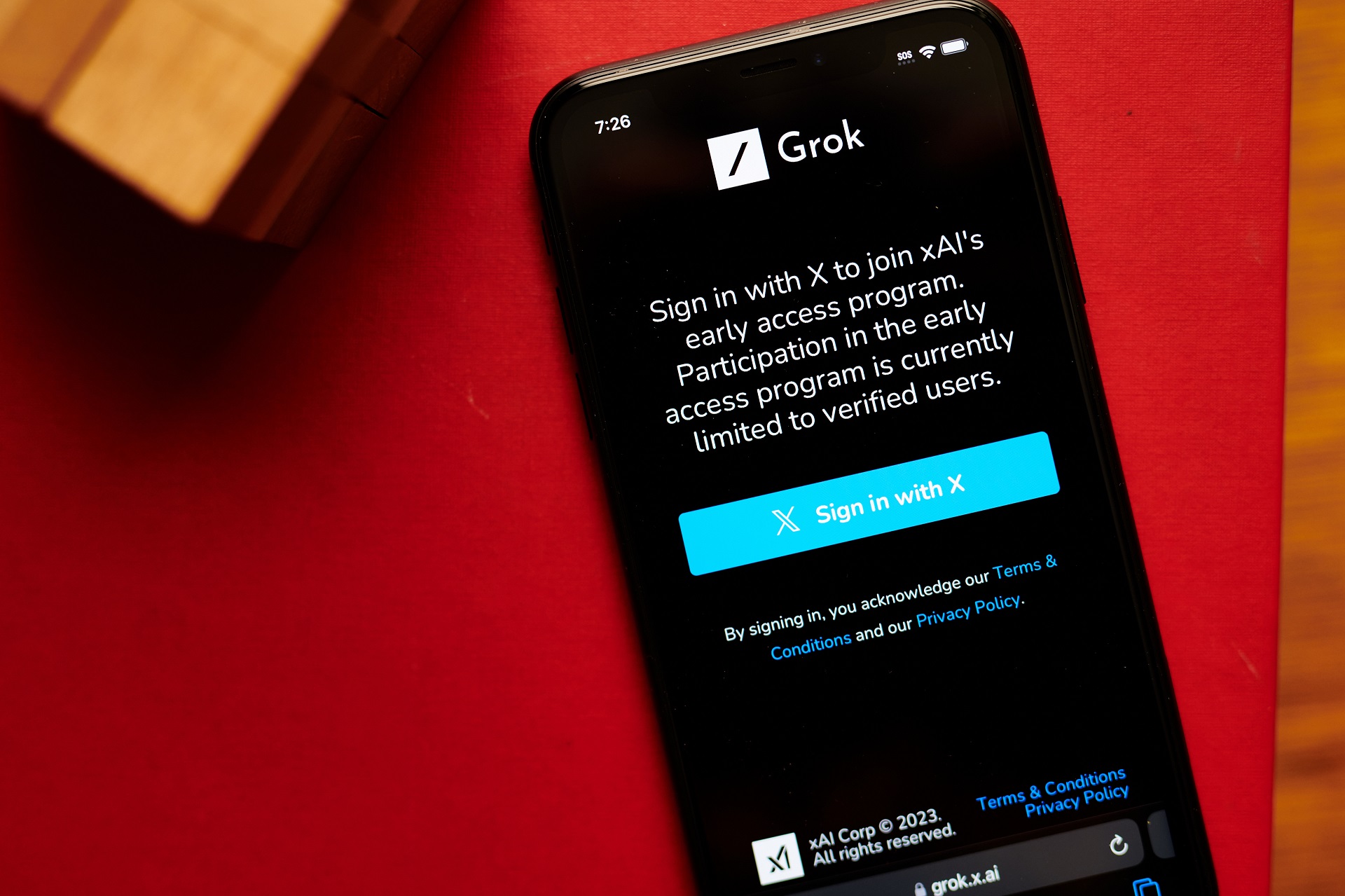Um emblema representativo da marca Grok.