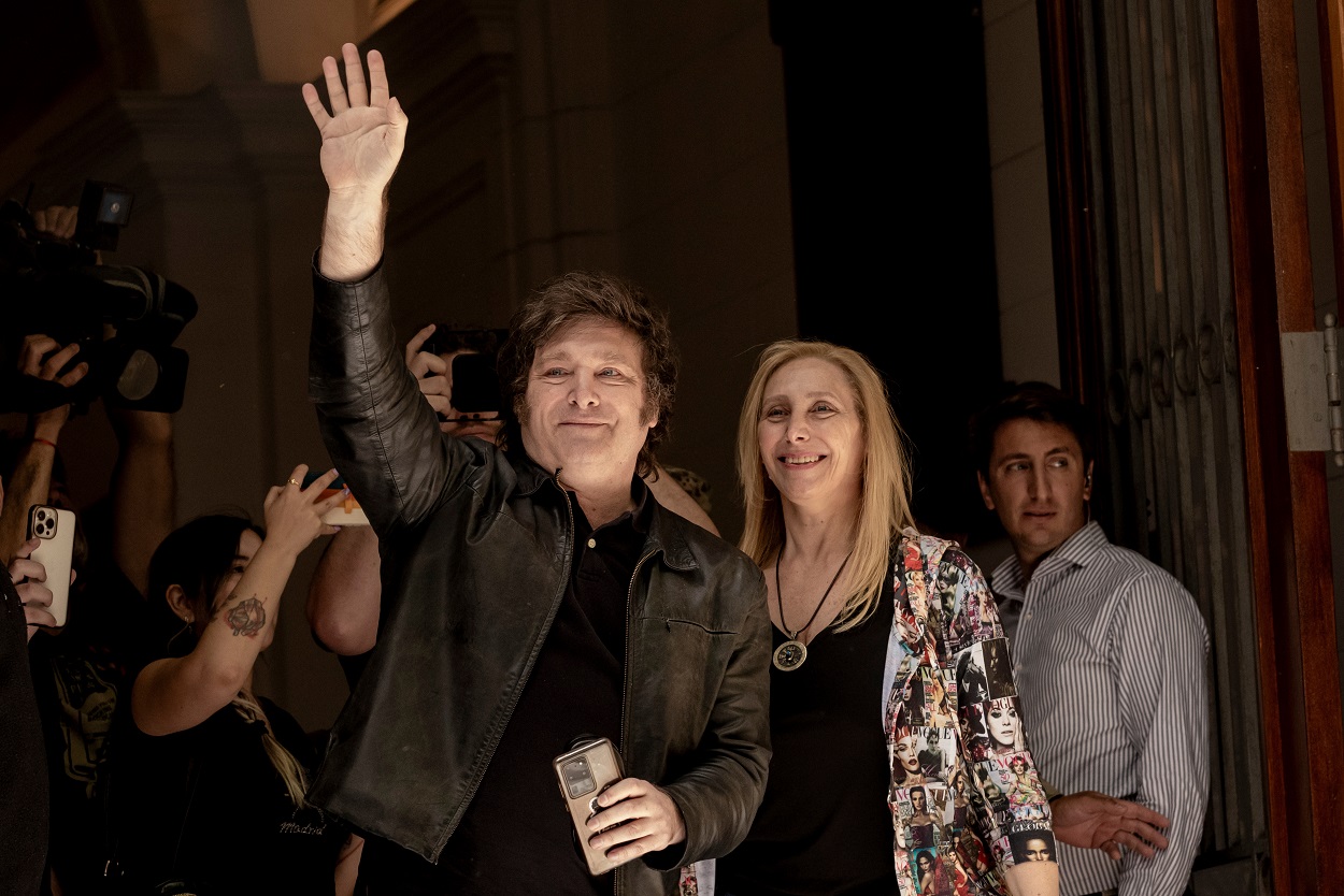 Eleitores argentinos em um centro de votação.