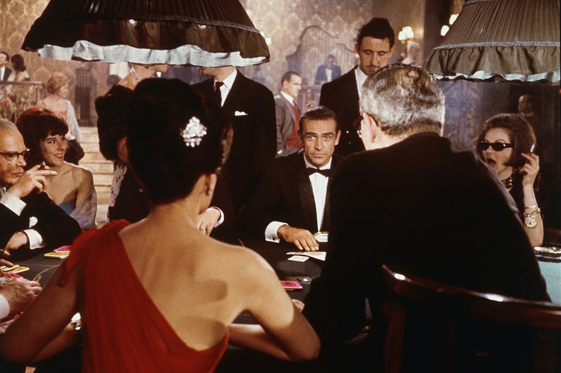 Sean Connery como James Bond em cena de cassino.