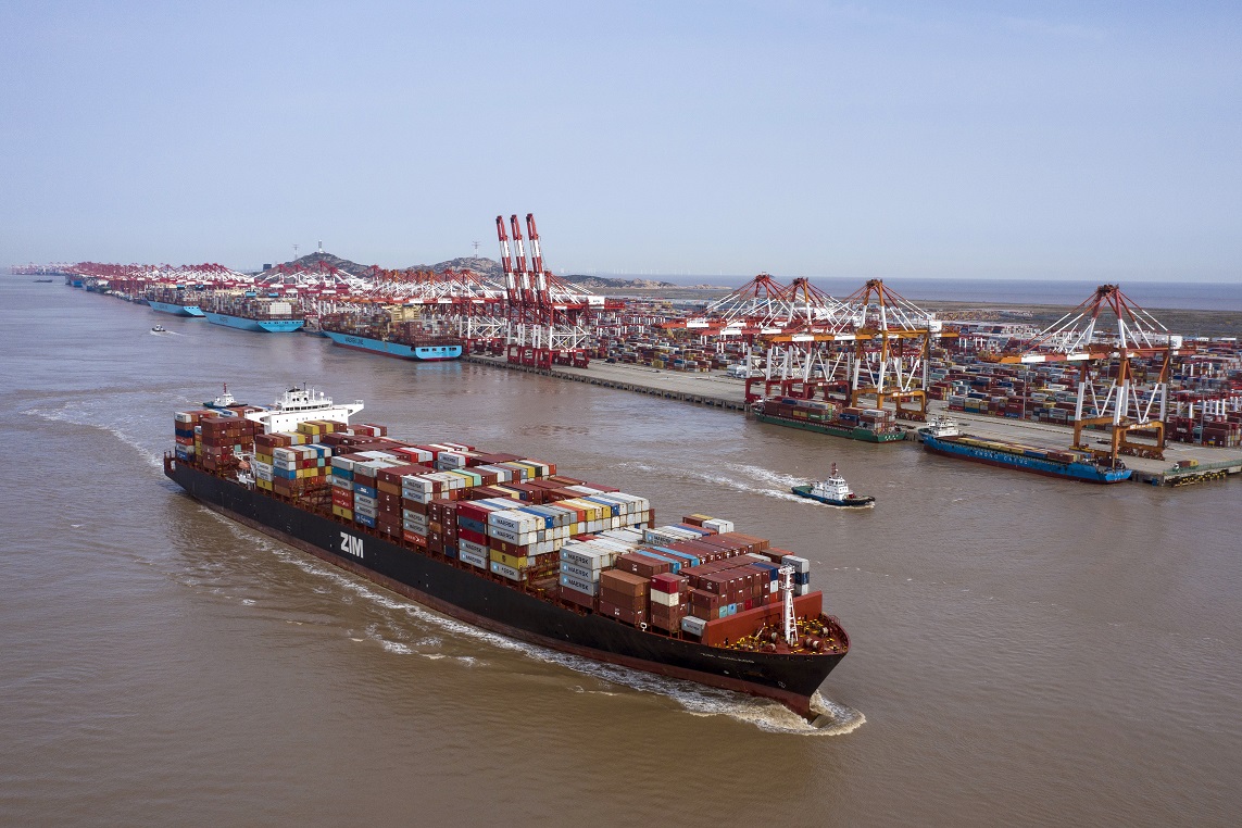 Navio cargueiro passando pelo terminal