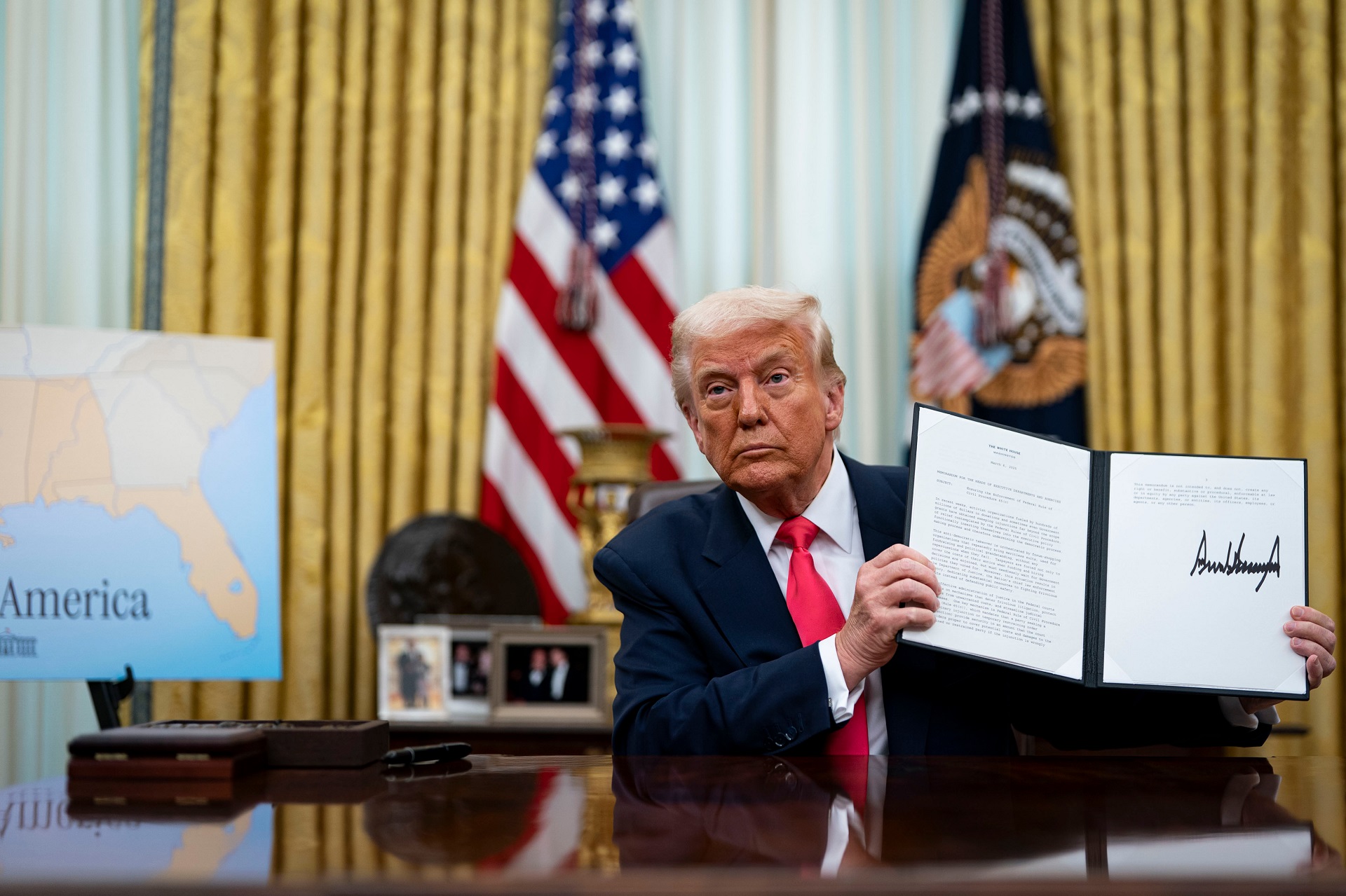 Trump mostrando a ordem executiva