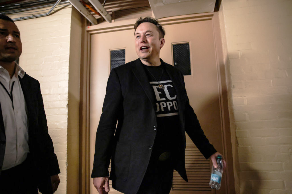 Elon Musk ao sair do Capitólio após reunião com legisladores.