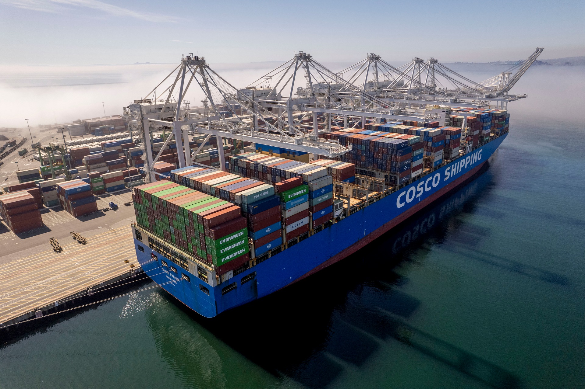 Cargueiro da Cosco Shipping no Porto