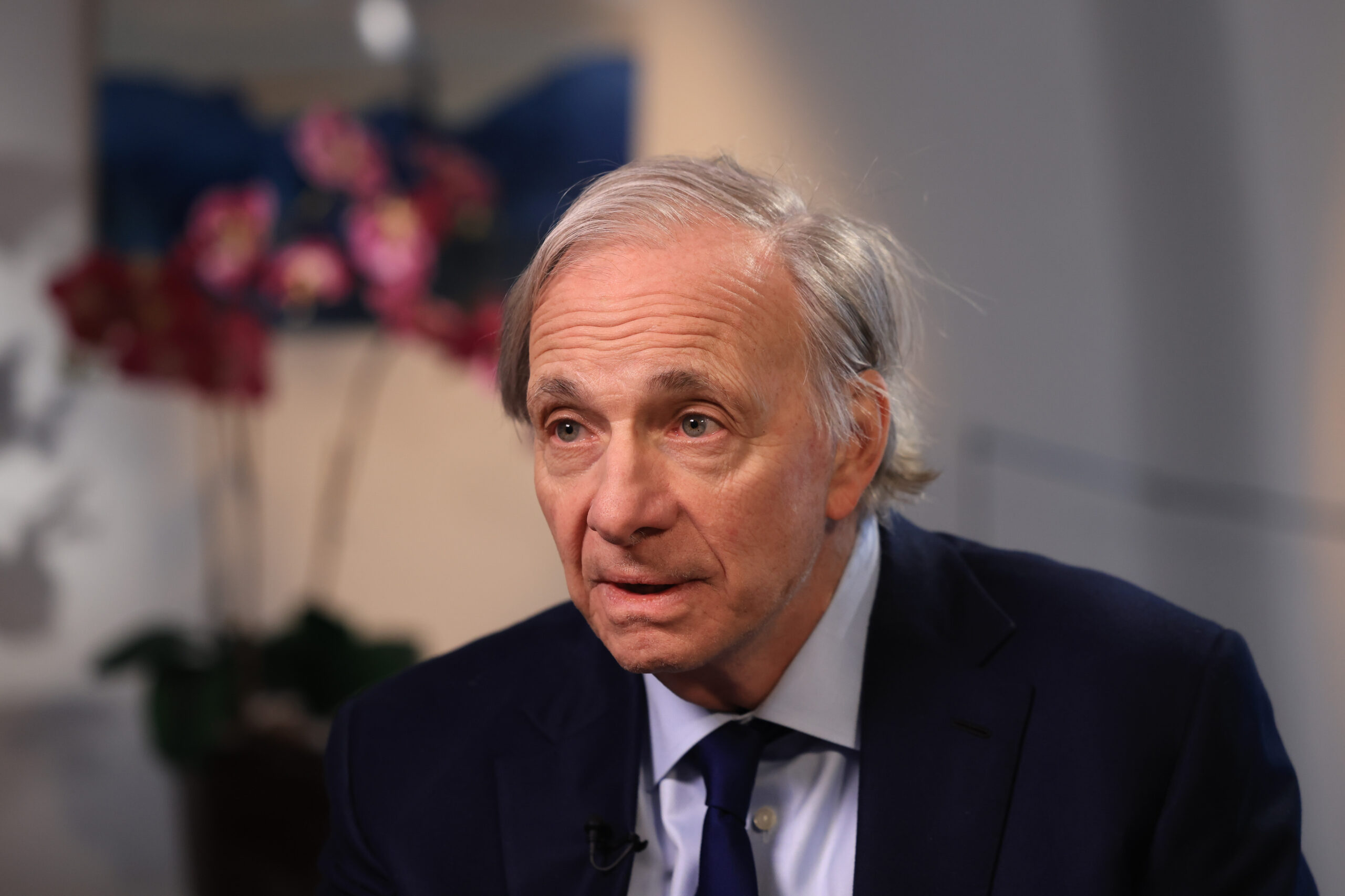 Retrato de Ray Dalio durante o evento.