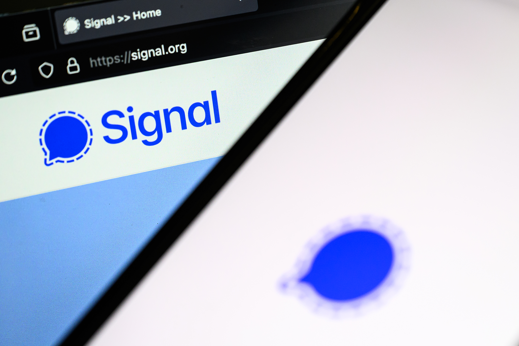 Imagem que ilustra o uso do aplicativo Signal por oficiais dos EUA.