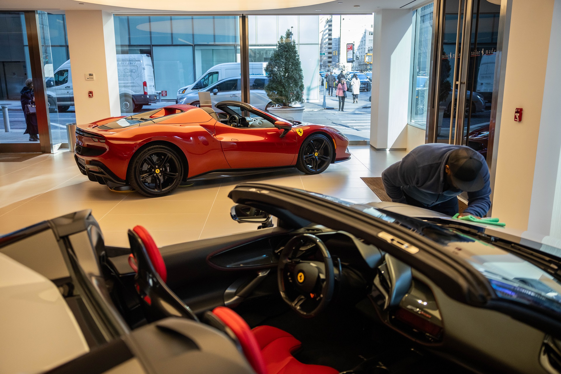 Imagem de um carro Ferrari destacando-se em paisagem americana.