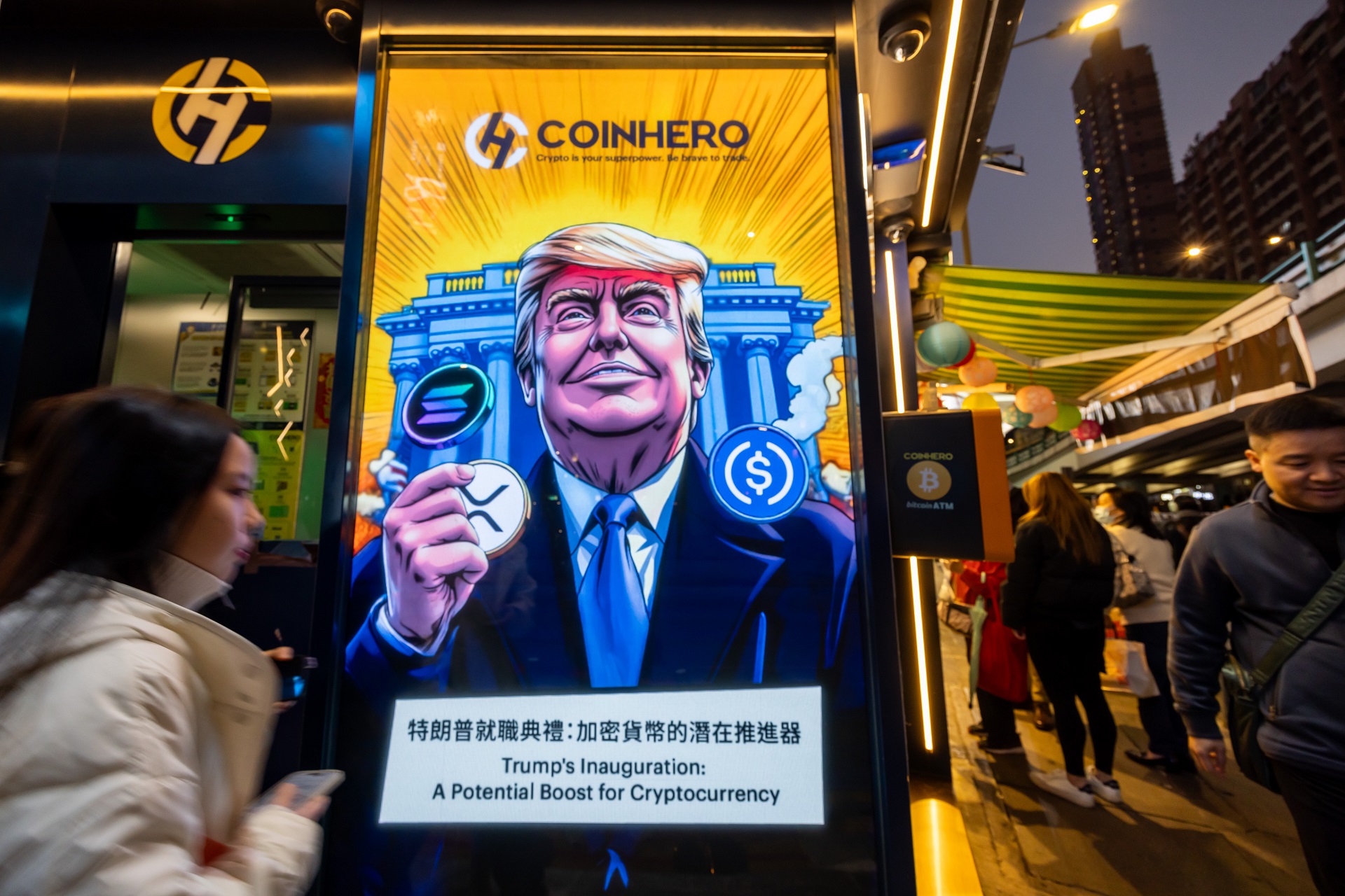 Ilustração de Donald Trump com moedas digitais em frente à Casa Branca.