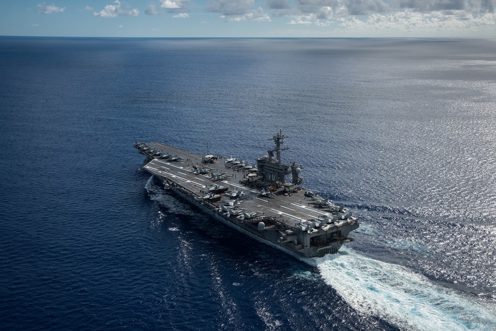 USS Carl Vinson em trânsito no Mar das Filipinas