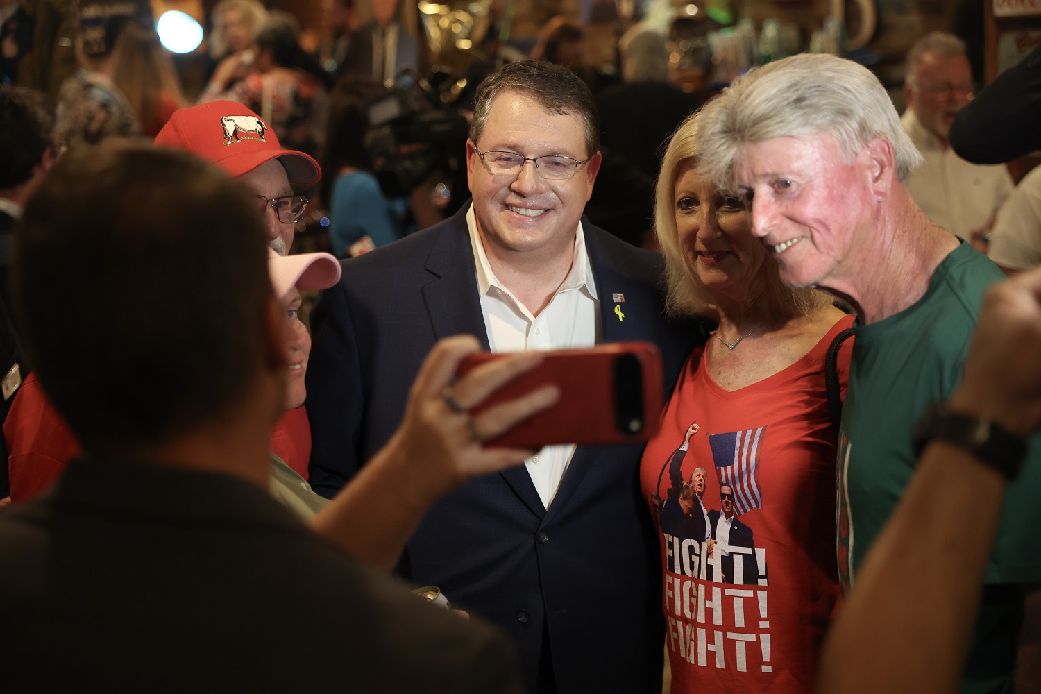 Eleitores e Randy Fine interagindo após a vitória nas eleições.