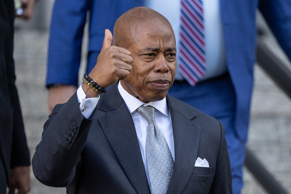 Eric Adams saindo do tribunal federal em Nova York