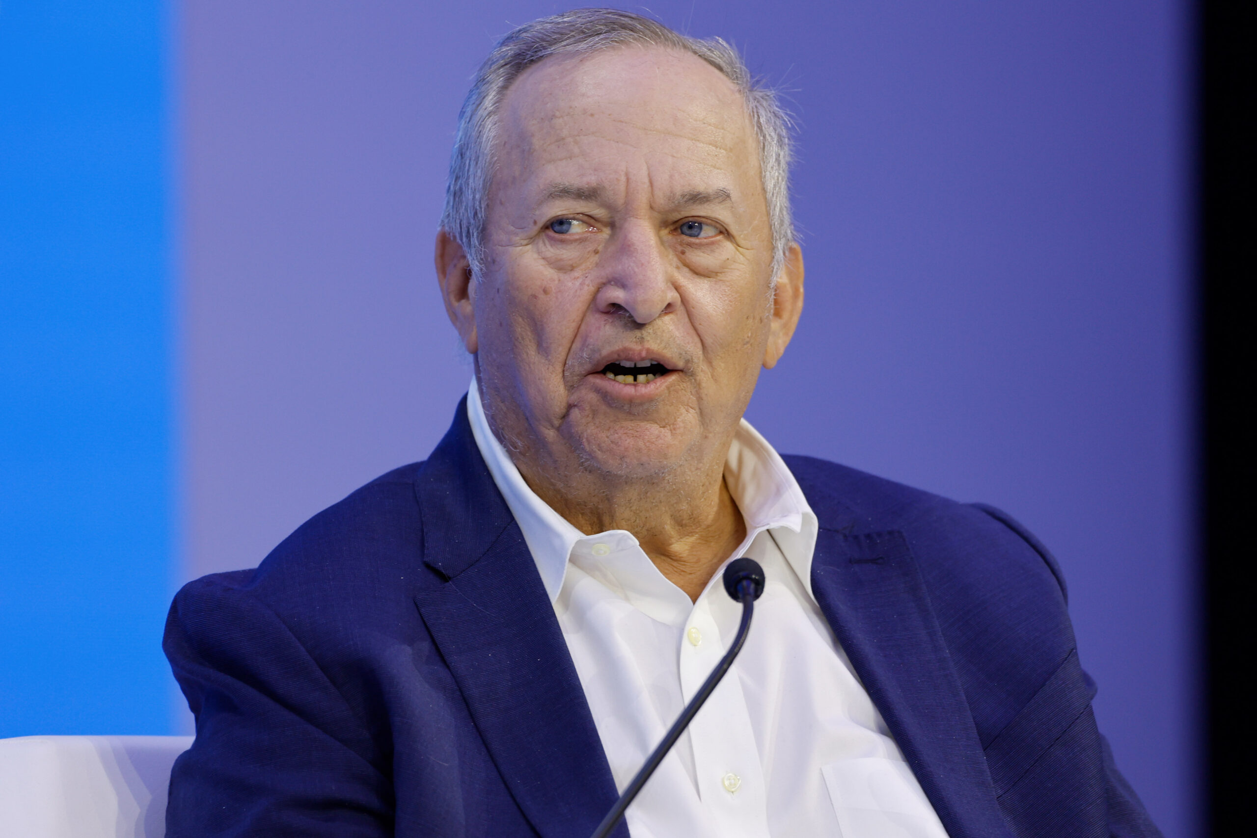 Larry Summers discute temas econômicos em Davos.