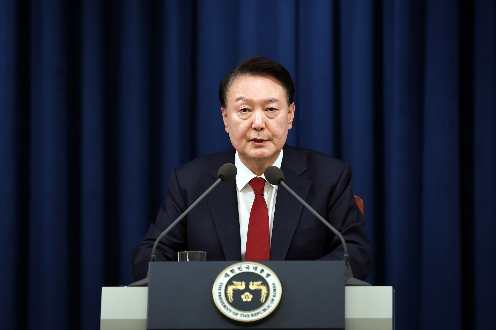 Yoon Suk-Yeol durante a declaração de lei marcial.