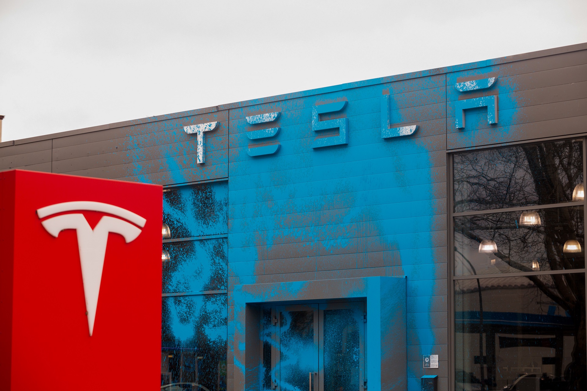 Vandalismo em concessionária Tesla