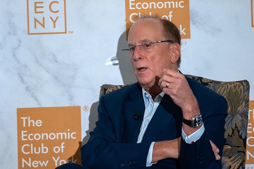 Larry Fink no palco durante o discurso.