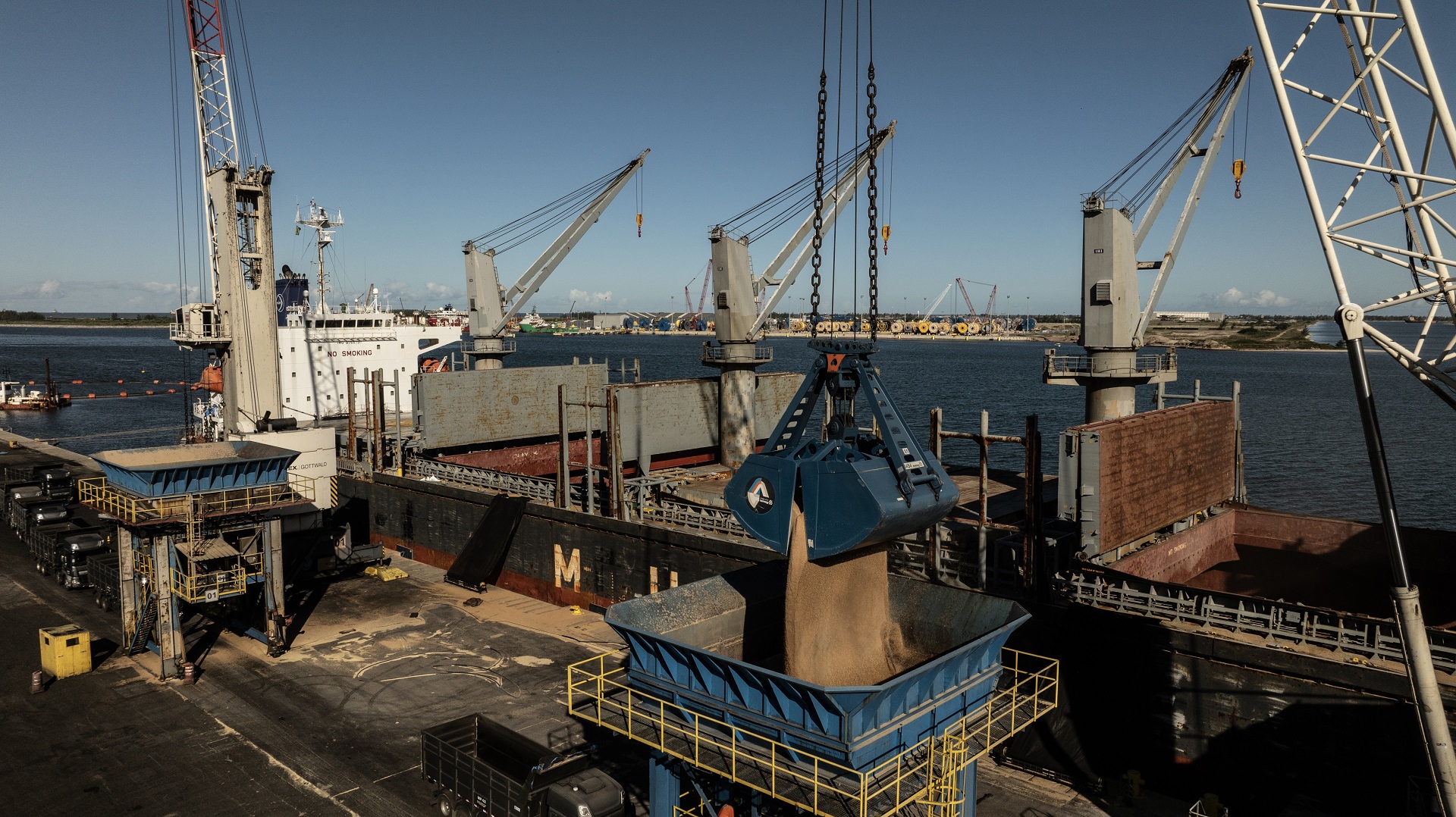 Vista dos guindastes em operação no Porto do Açu