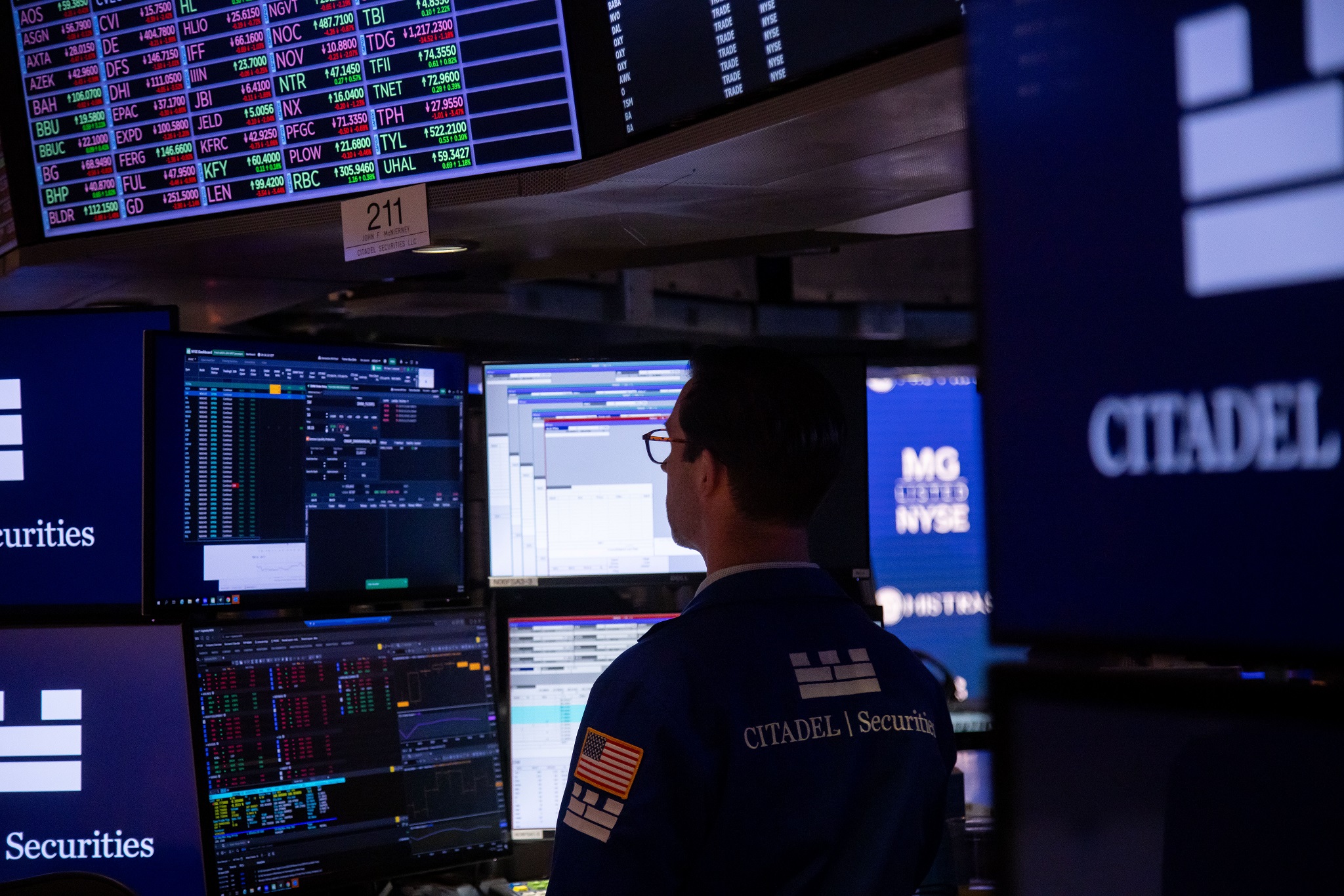 Imagens de operadores de mercado no andar da NYSE