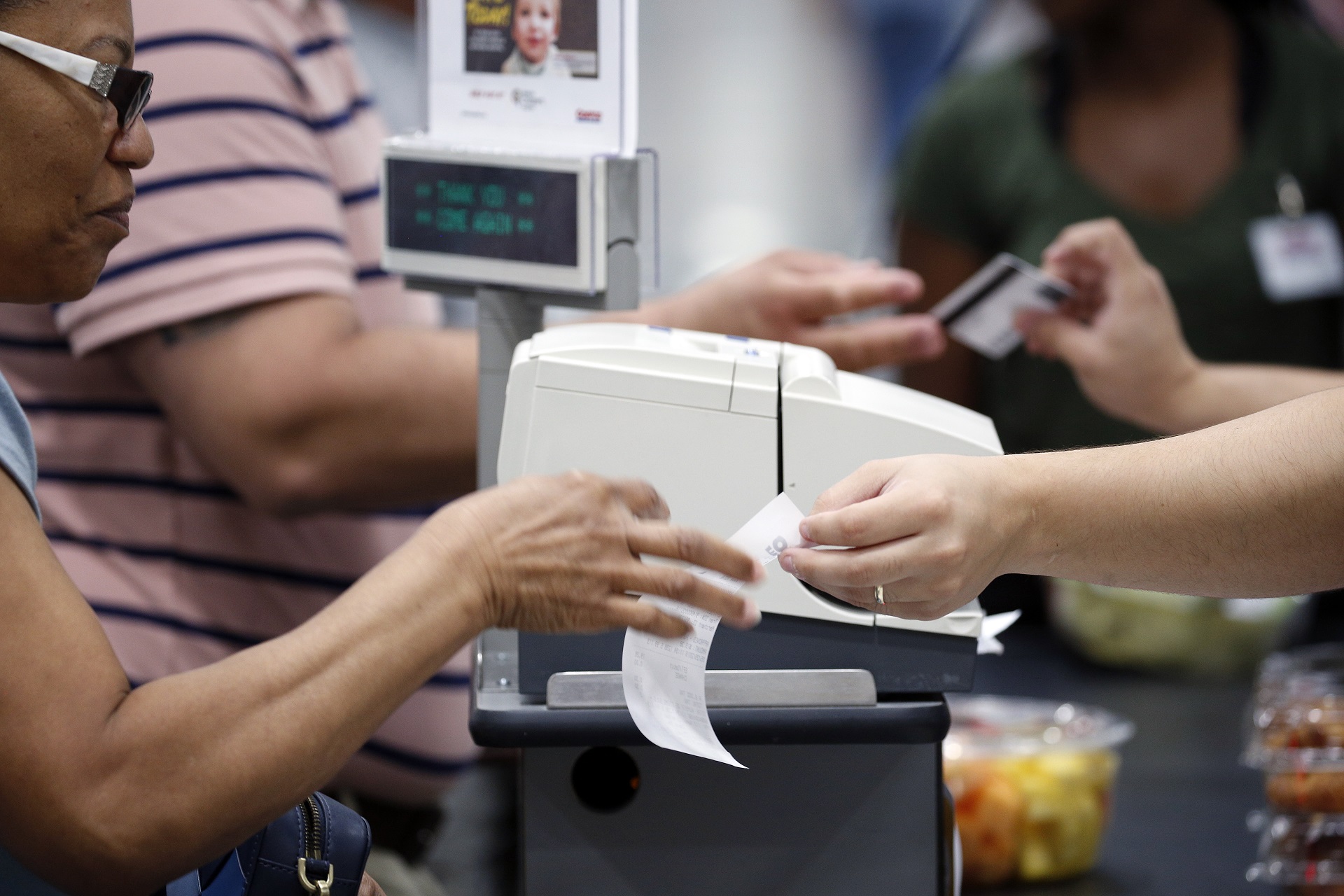 Funcionário da Costco no caixa