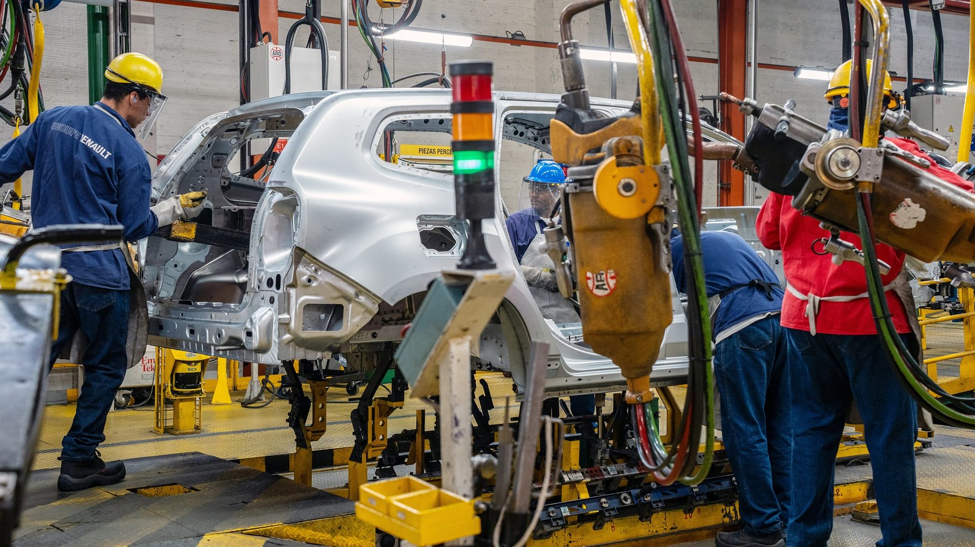 Funcionários da Renault envolvidos na produção do novo Kwid no evento de lançamento.