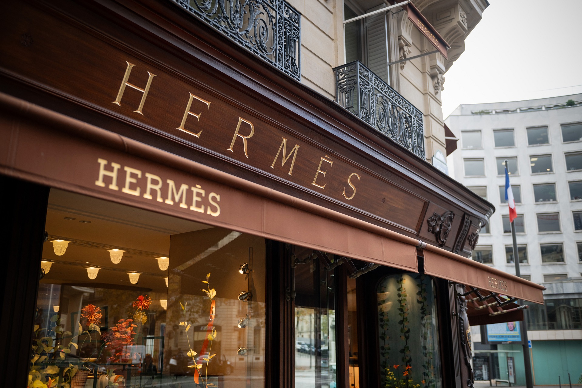 Imagem da boutique da Hermès em Paris.