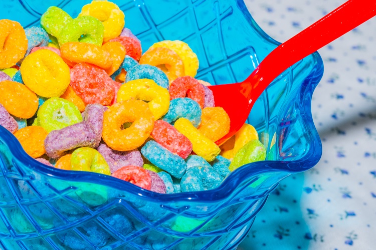Um bowl de Froot Loops colorido, destacando a variedade de tons vibrantes.