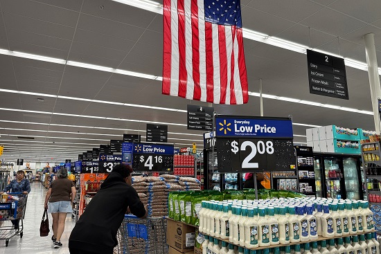 Imagem de compradores em uma loja Walmart.