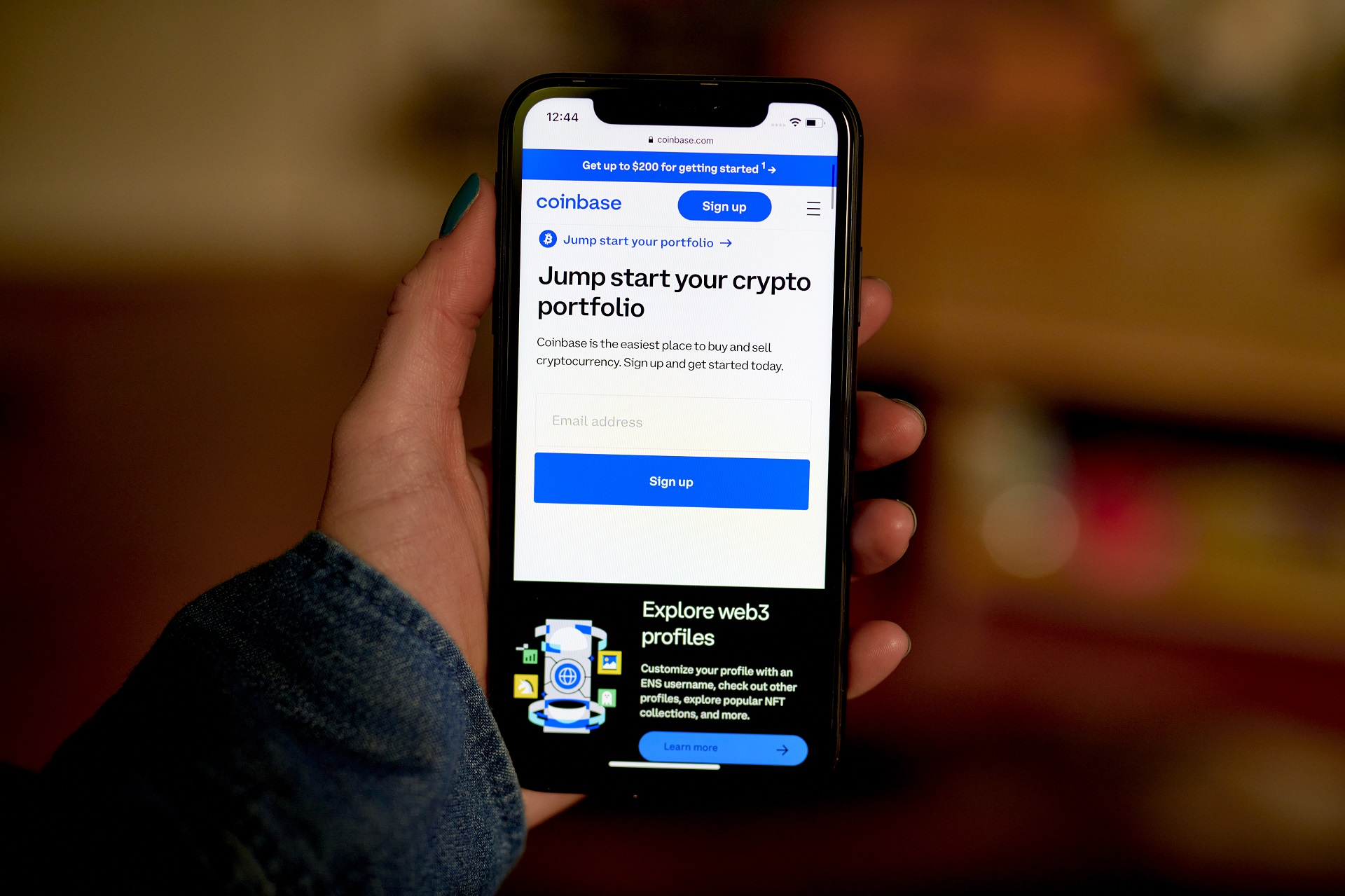 Imagem do site da Coinbase visualizado em um smartphone.