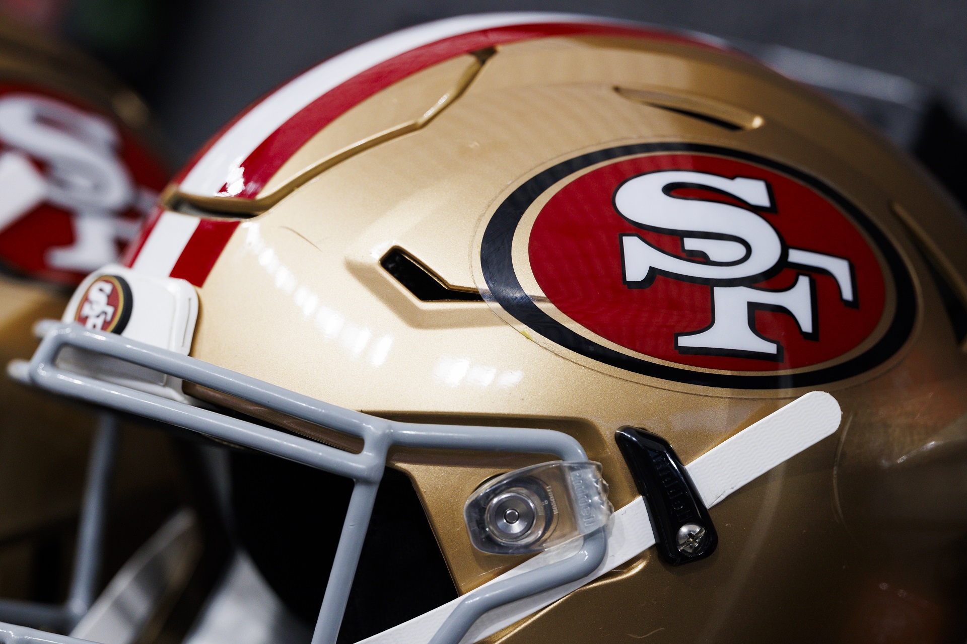 Logotipo dos San Francisco 49ers em um capacete